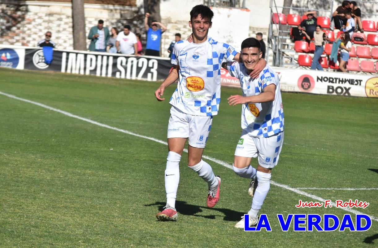 El Caravaca saca músculo frente al Racing Murcia