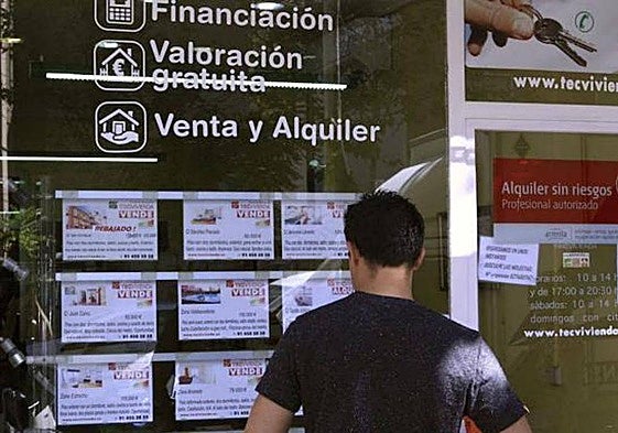 Un hombre consulta ofertas de compraventa de viviendas, en imagen de archivo.