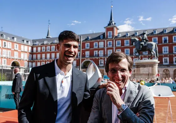 Carlos Alcaraz y el alcalde de Madrid, José Luis Martínez-Almeida, durante la presentación oficial del torneo de tenis Mutua Madrid Open, ayer en la Plaza Mayor.