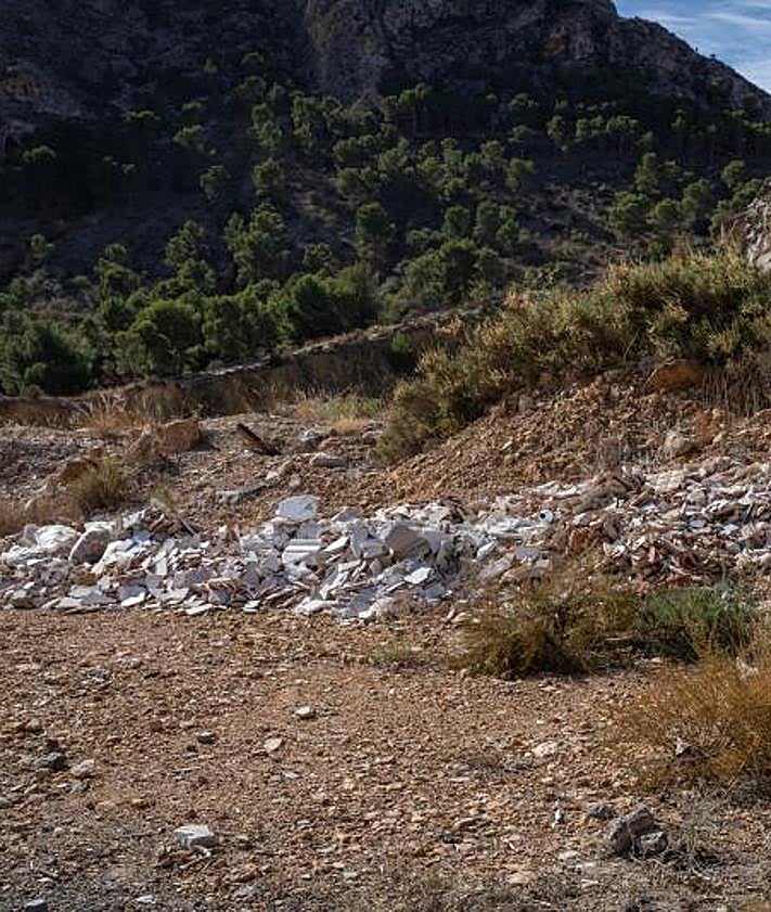 Imagen secundaria 2 - Restos de obra abandonados junto al mirador, el pasado noviembre.