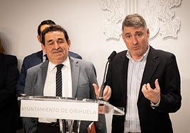 El líder de Vox en Orihuela, Manuel Mestre, durante una comparecencia junto al alcalde, Pepe Vegara (PP).