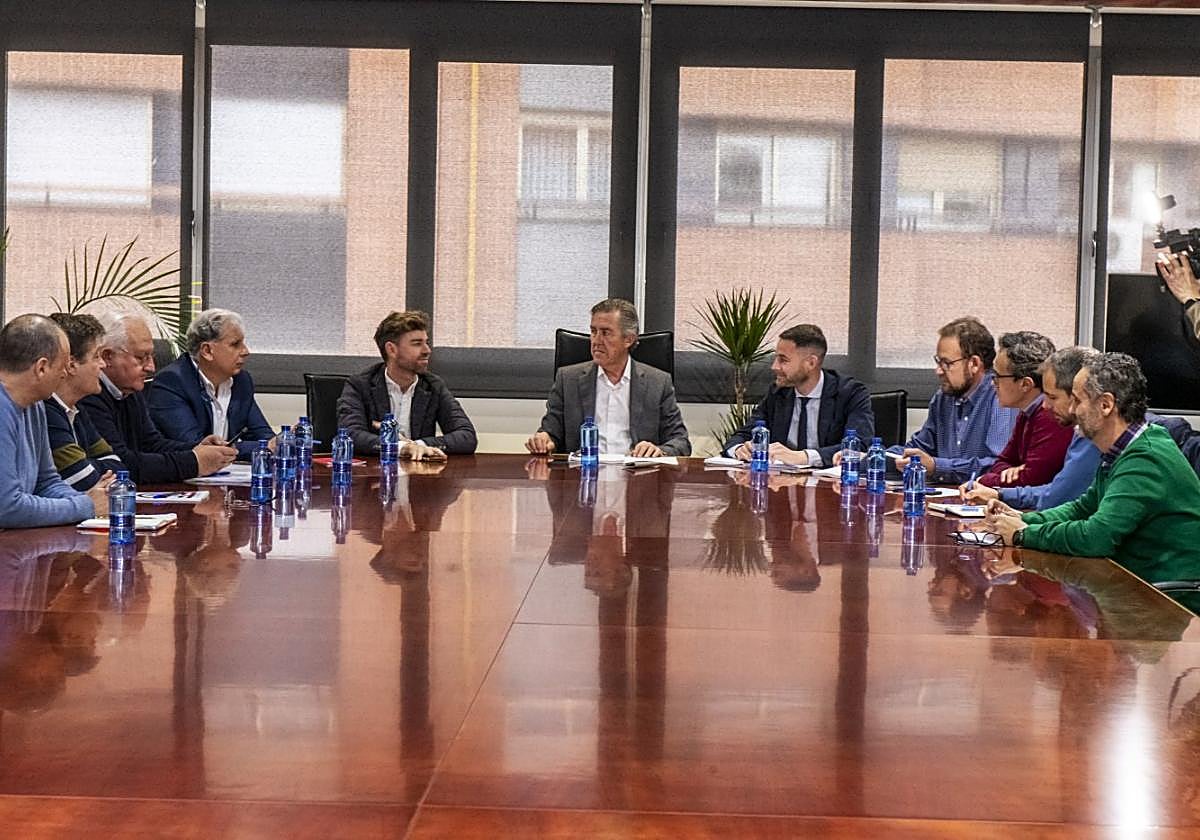 Monje Carrillo, en el centro, en la reunión de la candidatura del pasado enero a la que también asistieron el concejal Noguera, a la derecha, y Fran Sánchez, a la izquierda.