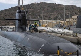 Trabajadores de Navantia embarcan el lunes en el S-81 'Isaac Peral', atracado en el Arsenal.