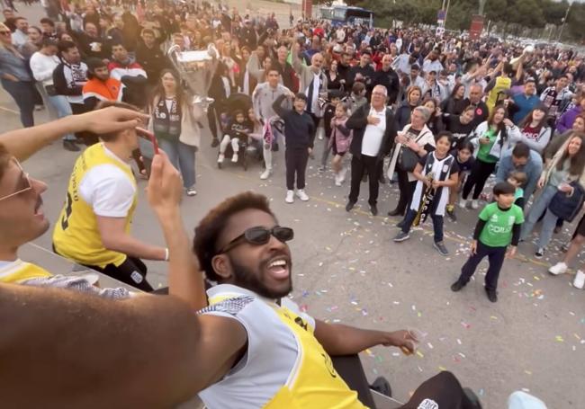 Garuba, feliz, se hace un selfi en la celebración del ascenso.