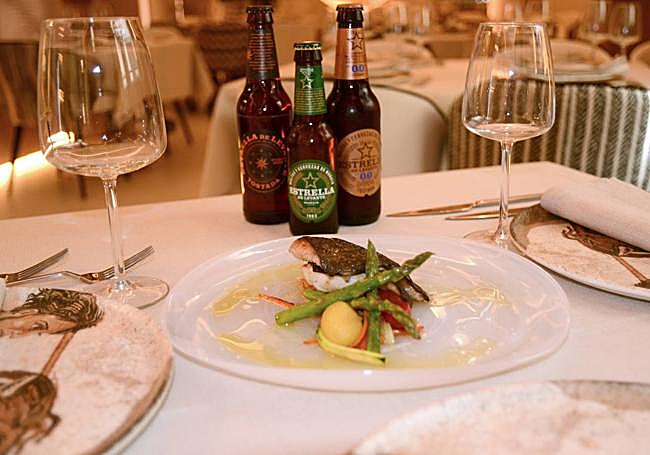 Rodaballo con perfume de frambuesa, maridado con una gama de cervezas de Estrella de Levante.
