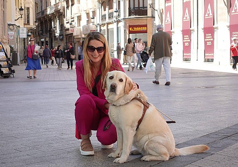 Paula Pasqual y su perra guía, 'Laly'.