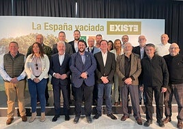 Ginés Campillo, alcalde de Mazarrón y líder de la UIDM, (tercero por la izquierda), junto al resto de representantes municipalistas, este miércoles, en Madrid.
