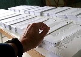 Un votante elige candidato en una imagen de archivo.