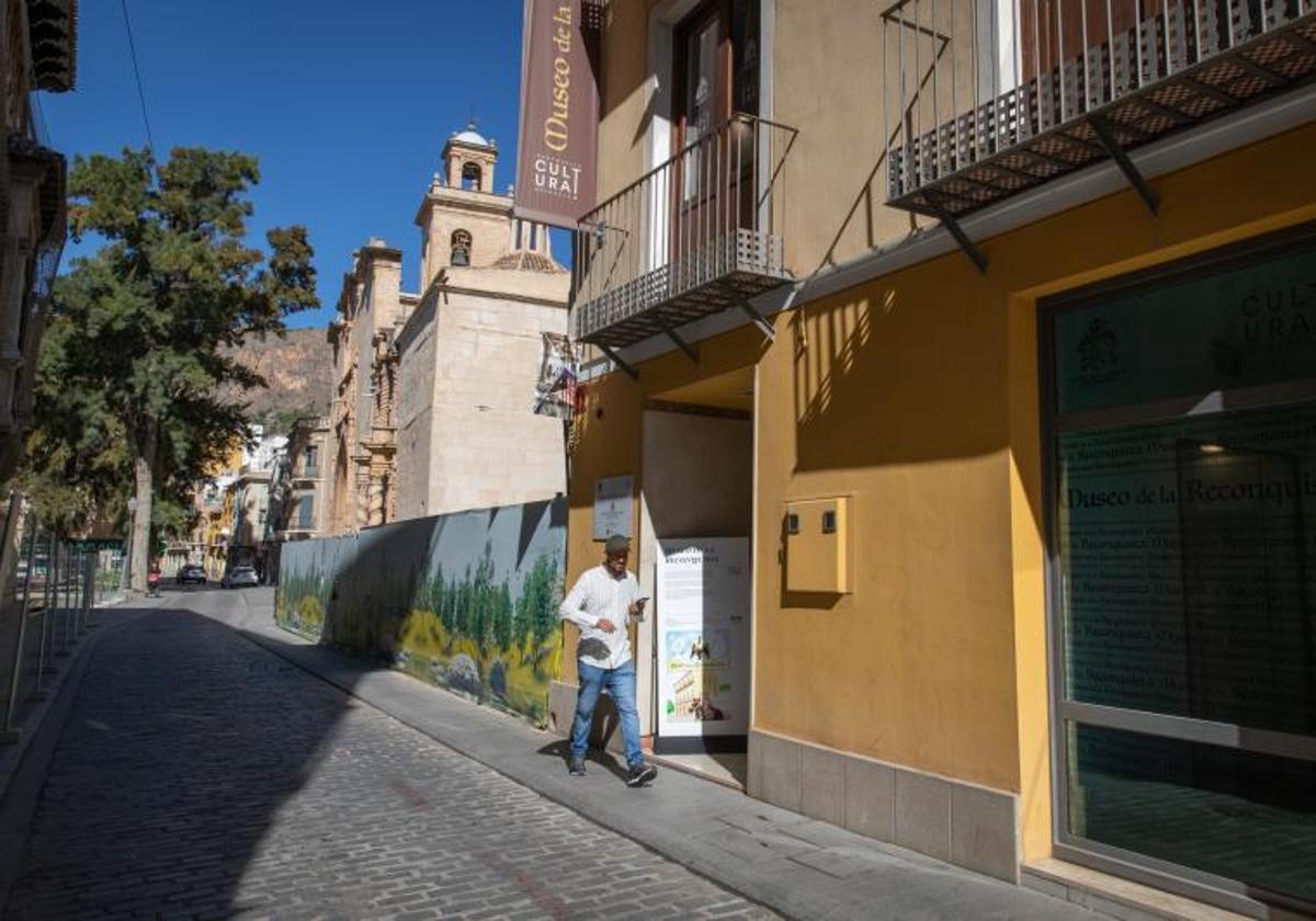 El solar está ubicado entre el Museo de la Reconquista y la iglesia de Santiago.