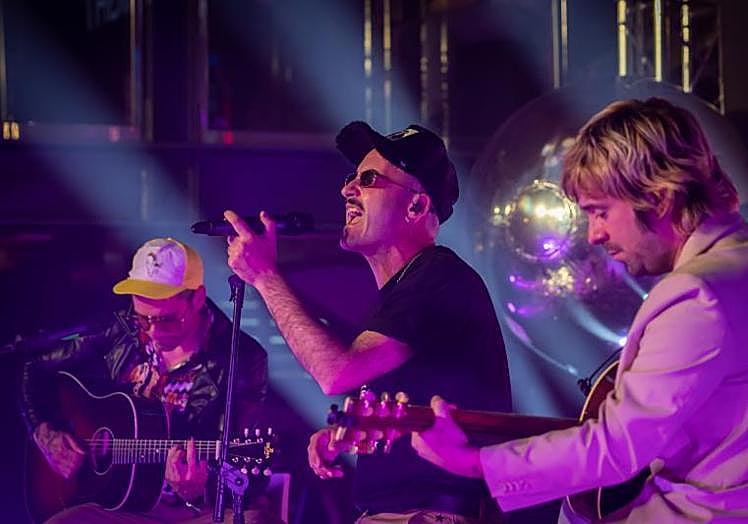 Actuación de los Varry Brava tras el desfile de moda.