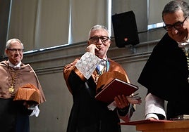 El informático Mateo Valero recibe el título doctor 'honoris causa'.