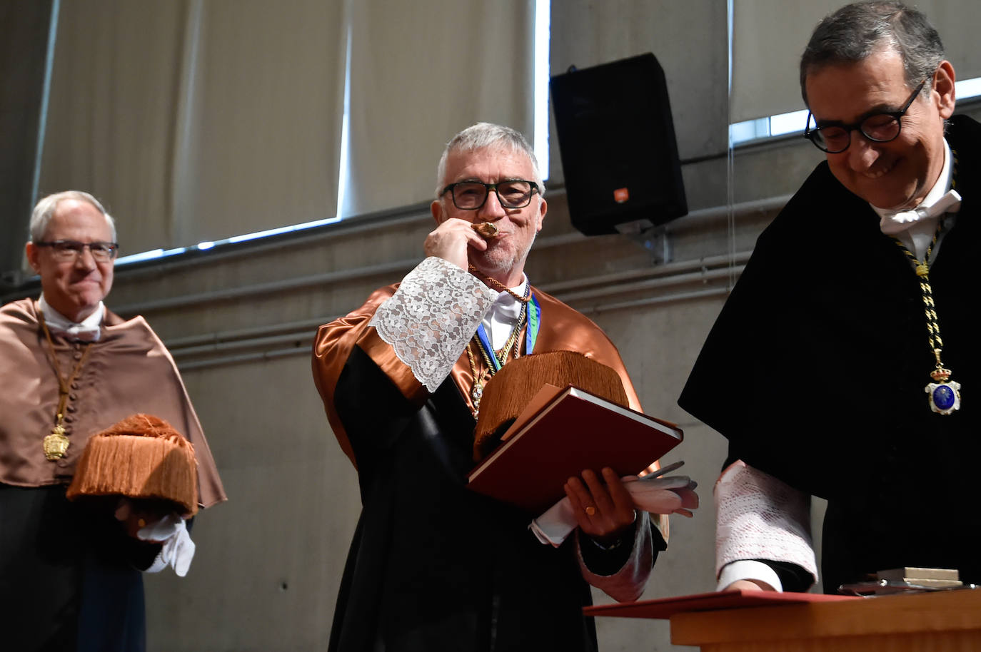 El informático Mateo Valero recibe el título doctor 'honoris causa'.