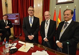 José Ballesta recibe el nombramiento de la Academia de Medicina, este jueves.