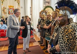 Los alcaldes de Santomera y Cartagena, con festeros en la presentación del traslado del fuego sagrado.