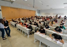 Alumnos en las pruebas de la Ebau el pasado curso en un aula del campus de Espinardo.