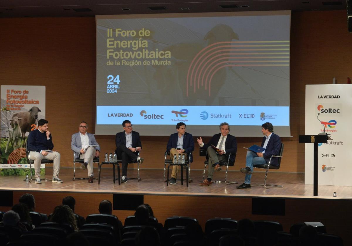 Pedro Antonio Roca, Francisco Espín, Miguel Ángel Mena, Eduardo de San Nicolás y Miguel Ángel Martínez-Aroca en la primera mesa redonda junto al periodista Miguel Ángel Ruiz.