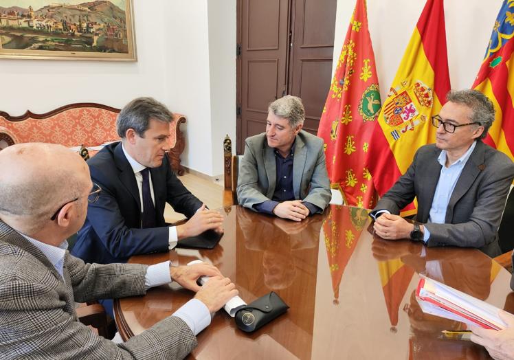 Reunión del alcalde y el concejal de Urbanismo con los responsables de Las Colinas.