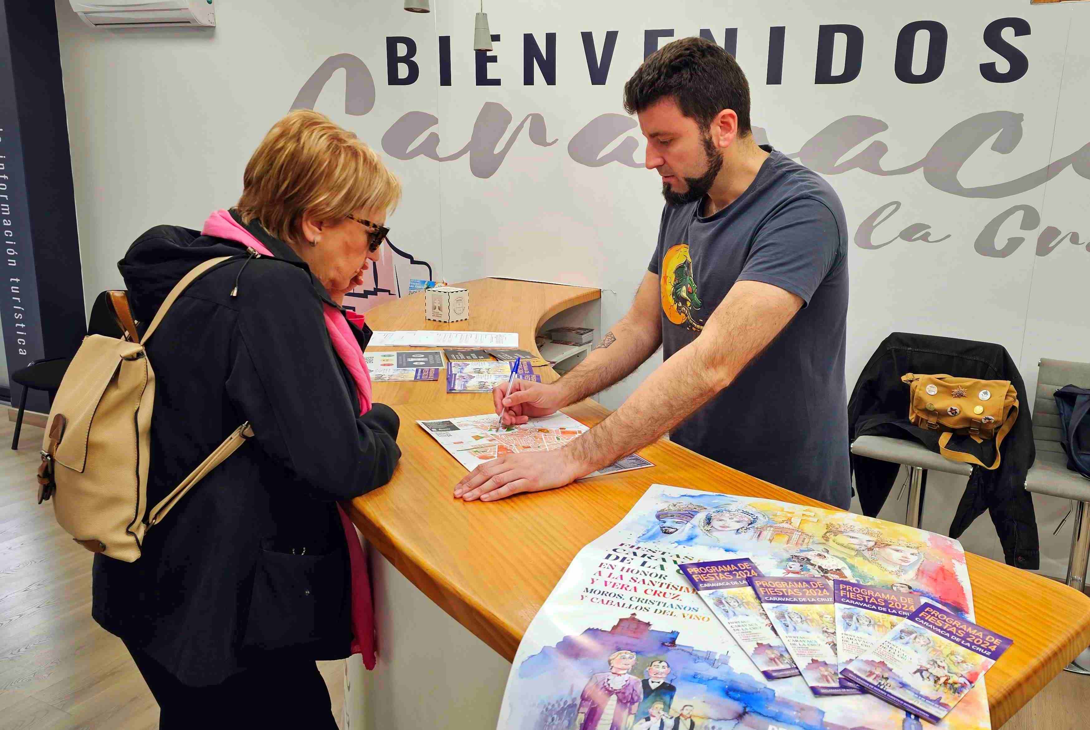 Una turista recibe información en el PIT de la Cuesta del Castillo.