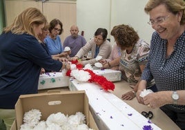 Preparativos para las cruces de mayo.