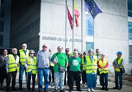 Protesta de Afectados por la Hipoteca (PAH) y los Yayoflautas, el miércoles, en la Ciudad de la Justicia.