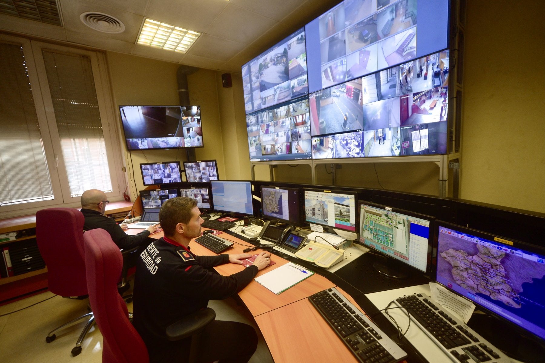 Dos técnicos, en la sala de control telemático de los inmuebles de la Comunidad.