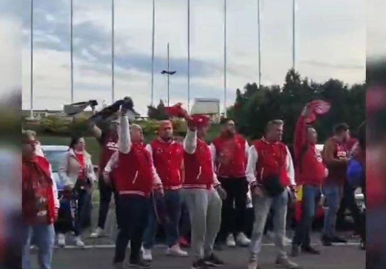 Recibimiento de la afición a los jugadores.