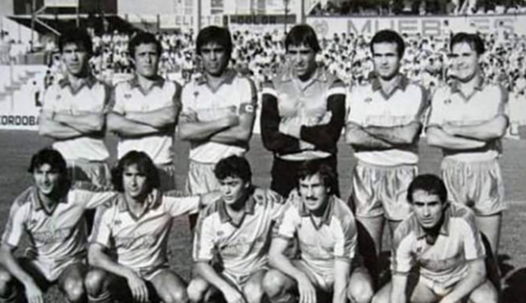 Orihuela CF (Segunda B; 1984-1985). Reche, Piñero, Mario Jaquet, Goyo, Chinchilla y Ginés (de pie y de izquierda a derecha); Miguel, García Murcia, Mateo, Macanas y Sánchez Corona (abajo, en cuclillas). Entrenador: Enrique Mateos.