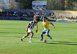 El escorpión Callejón (a la derecha) disputa con Pepe un balón dividido, el pasado domingo.