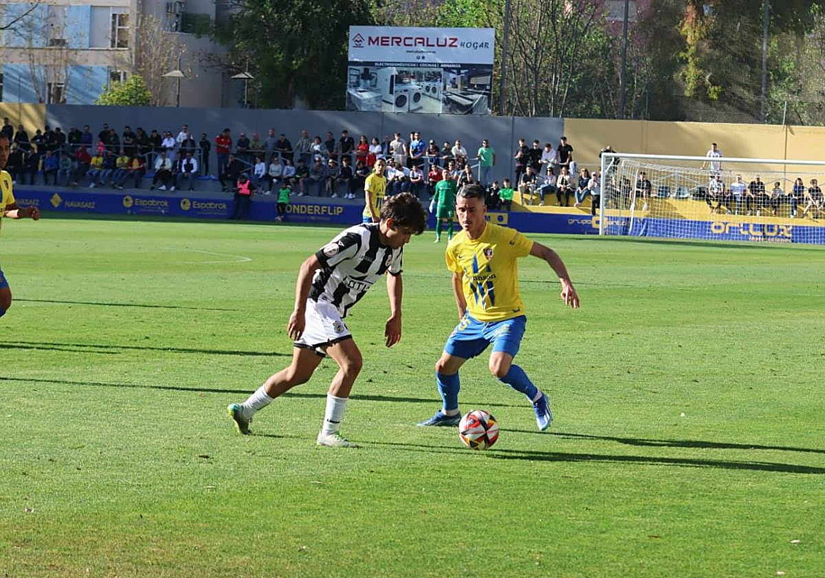 El escorpión Callejón (a la derecha) disputa con Pepe un balón dividido, el pasado domingo.