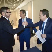 José María Albarracín saluda a Miguel López Abad tras la reunión de la Junta Directiva de Croem de este viernes.