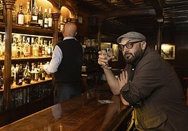 Miguel Ángel Hernández, tomando una copa en el Parlamento Bar, en Murcia.