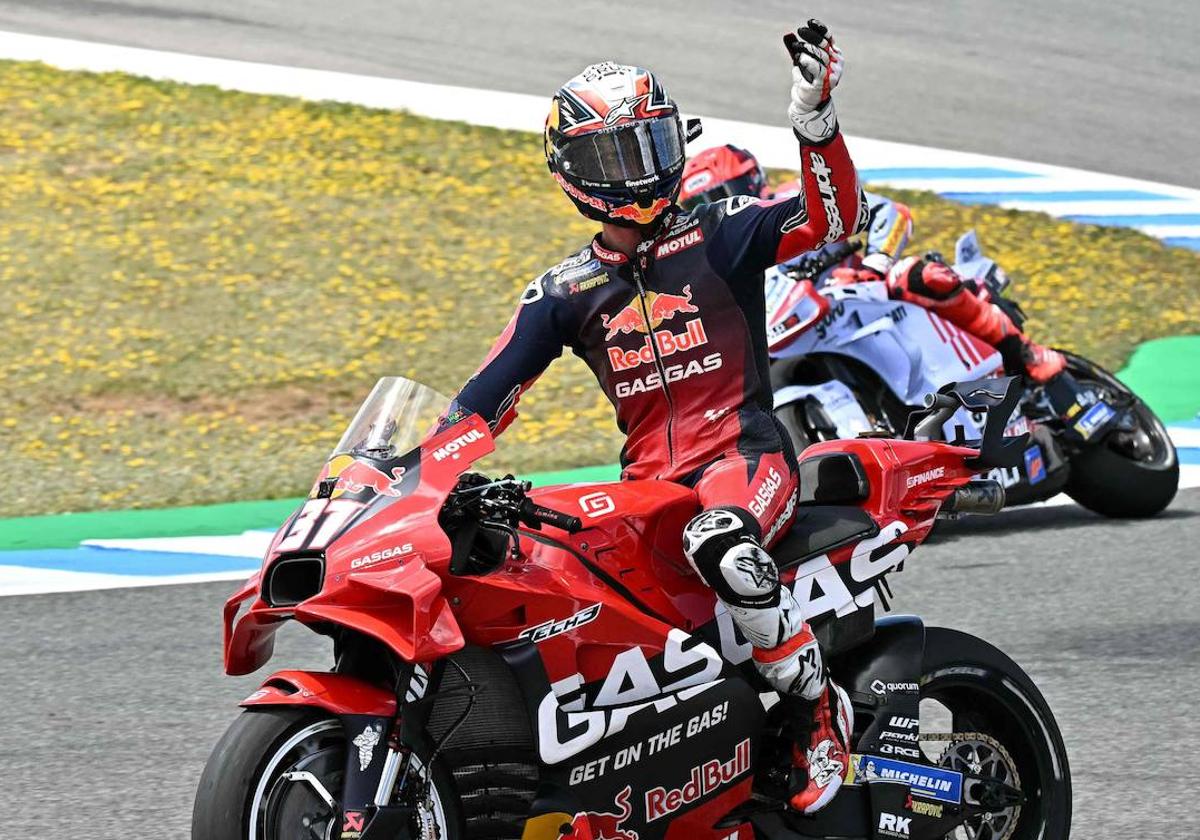 Pedro Acosta celebra el segundo puesto en la sprint de Jerez.