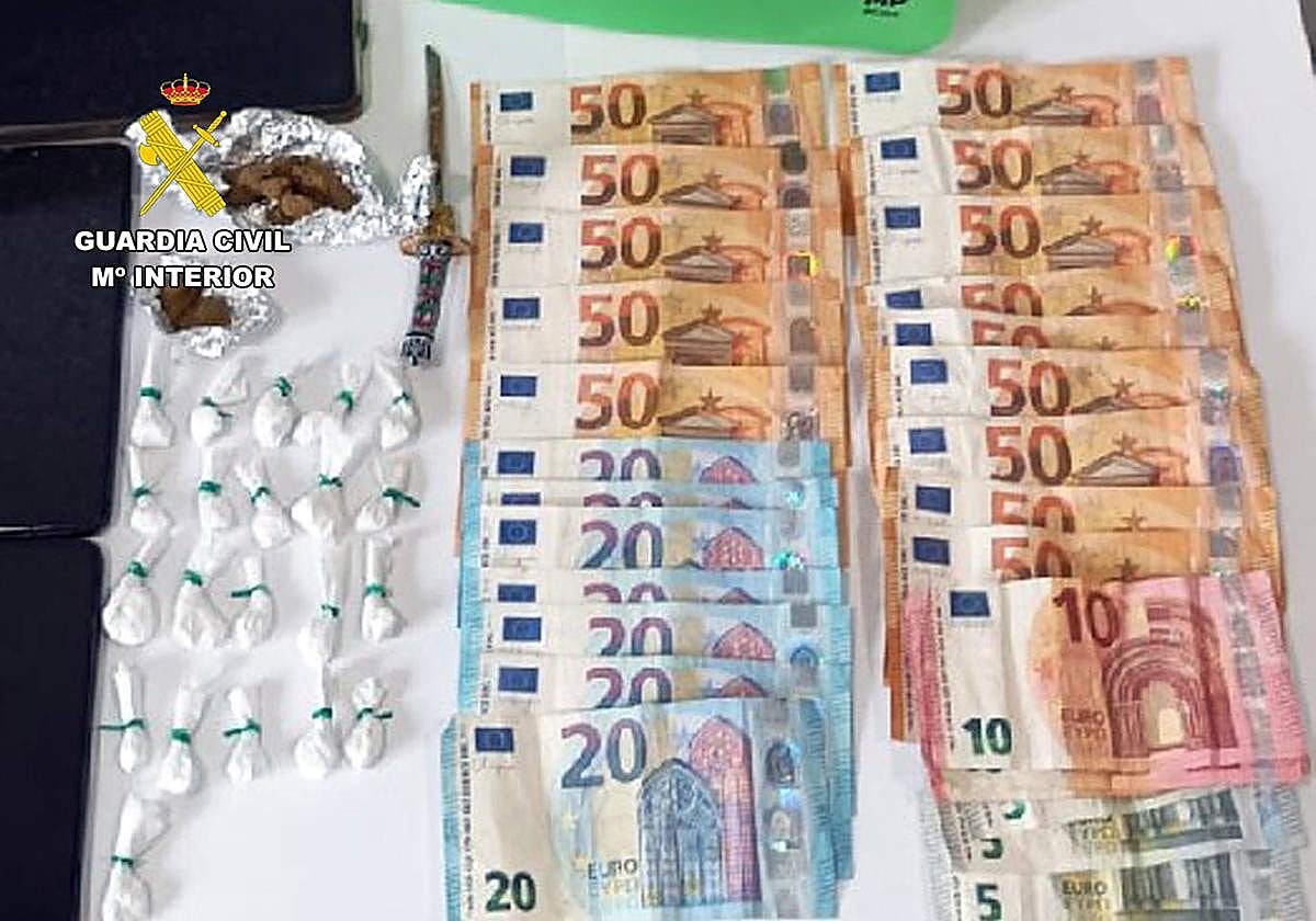 Más de medio centenar de dosis de cocaína y hachís, gran cantidad de efectivo interceptadas durante el control