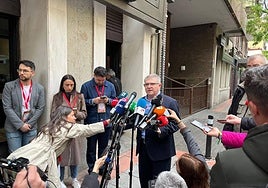 Vélez declara su apoyo al presidente del Gobierno, Pedro Sánchez desde el Comité Federal, esta mañana.