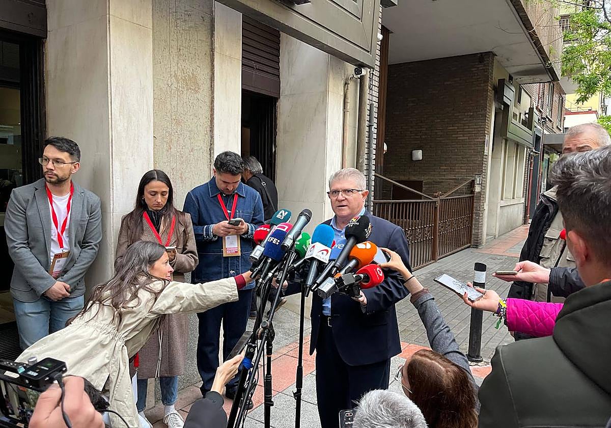 Vélez declara su apoyo al presidente del Gobierno, Pedro Sánchez desde el Comité Federal, esta mañana.