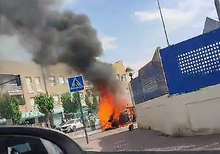 El vehículo ardiendo este sábado en Murcia.