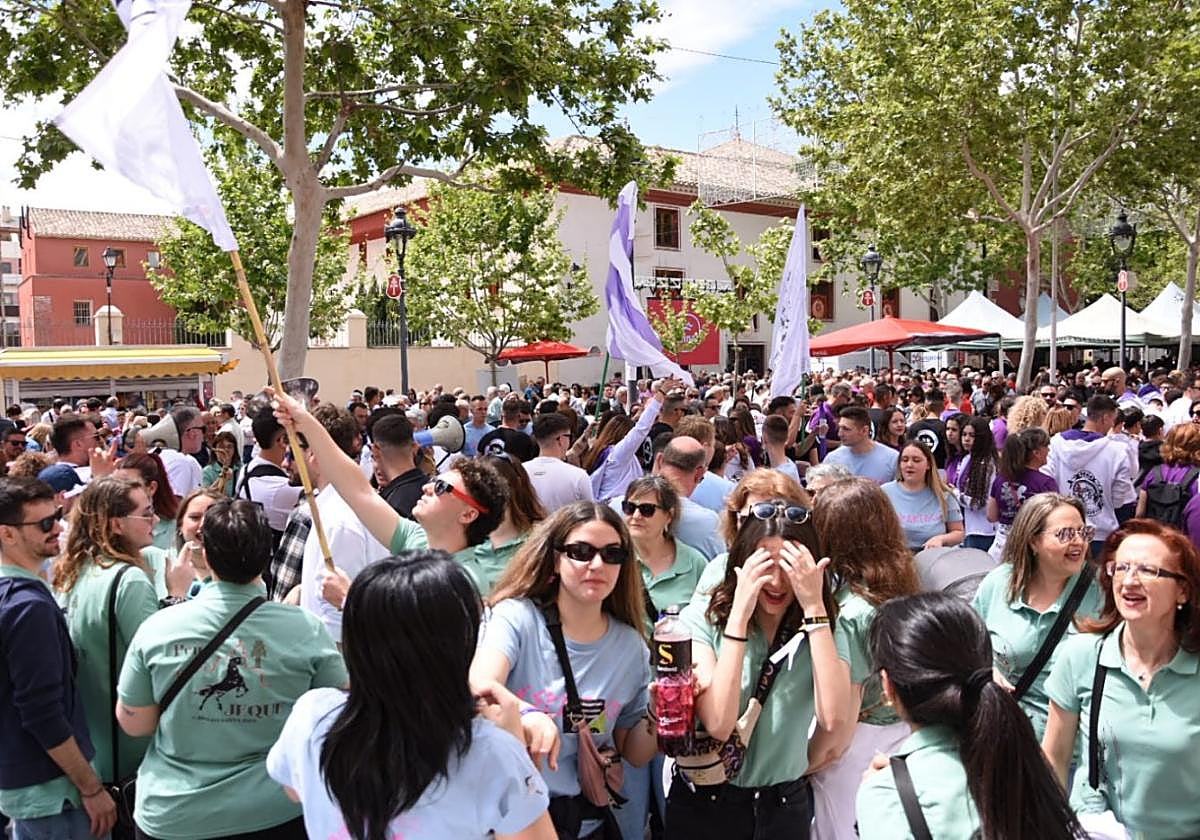 Integrantes de las peñas caballistas y vecinos de Caravaca, en plena celebración del Día del Pañuelo, ayer.