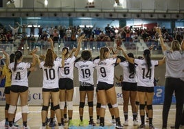 Las jugadoras del FC Cartagena Algar Surmenor agradecen al público presente en el Palacio de los Deportes su apoyo, ayer.