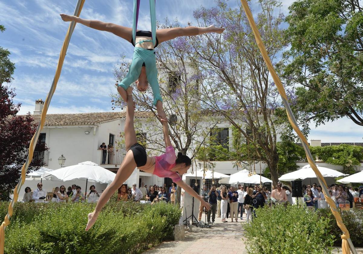 Las artistas Silvia Moroni y Mariola Godoy, de DuoNamic, realizan un espectáculo aéreo con telas acrobáticas.