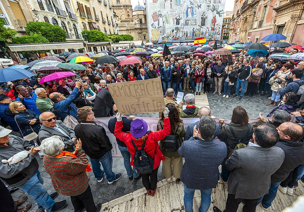 Decenas de personas secundan la protesta del Foro Ciudadano en la Plaza Belluga.