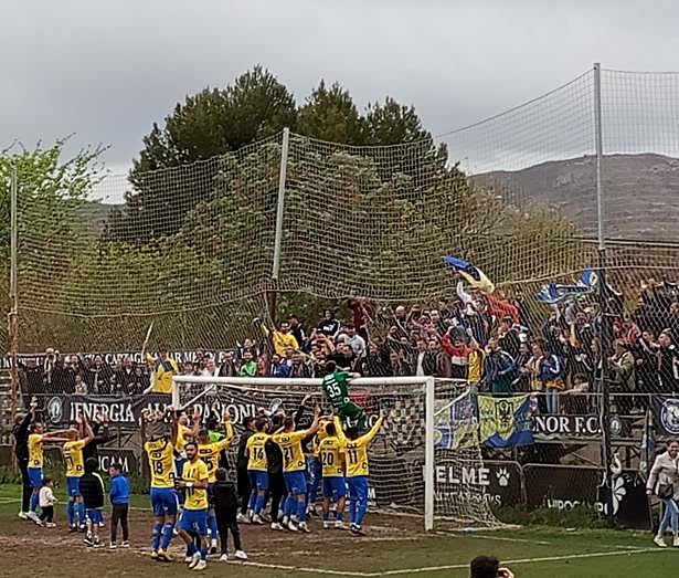 Los futbolistas festejan con el Frente Eskorpión que están ya en la fase de ascenso a Primera RFEF.