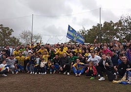 Jugadores, aficionados y técnicos se fotografían con el presidente (en el centro) porque jugarán por el ascenso.