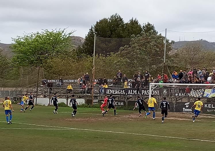 Tiro de Goyo (a la izquierda en el área) que despeja el portero para evitar el gol.