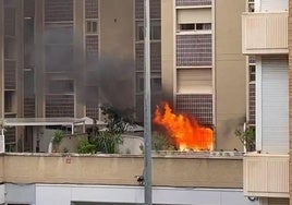 Las llamas devoran una vivienda del barrio murciano de San Antón.