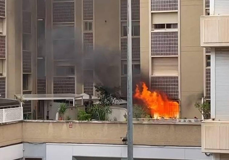 Las llamas devoran una vivienda del barrio murciano de San Antón.