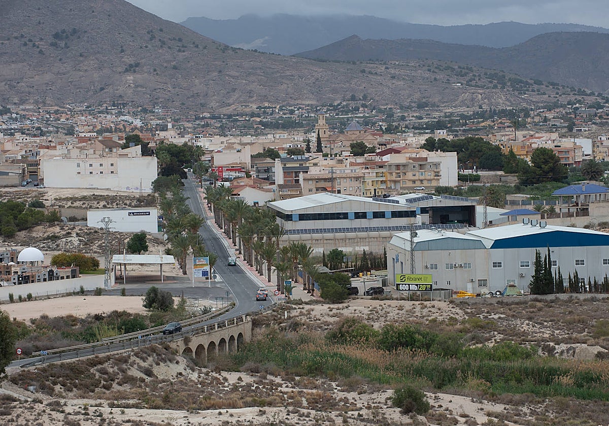 Panorámica del casco urbano de Fortuna, con el cauce del Cantalar en primer término.