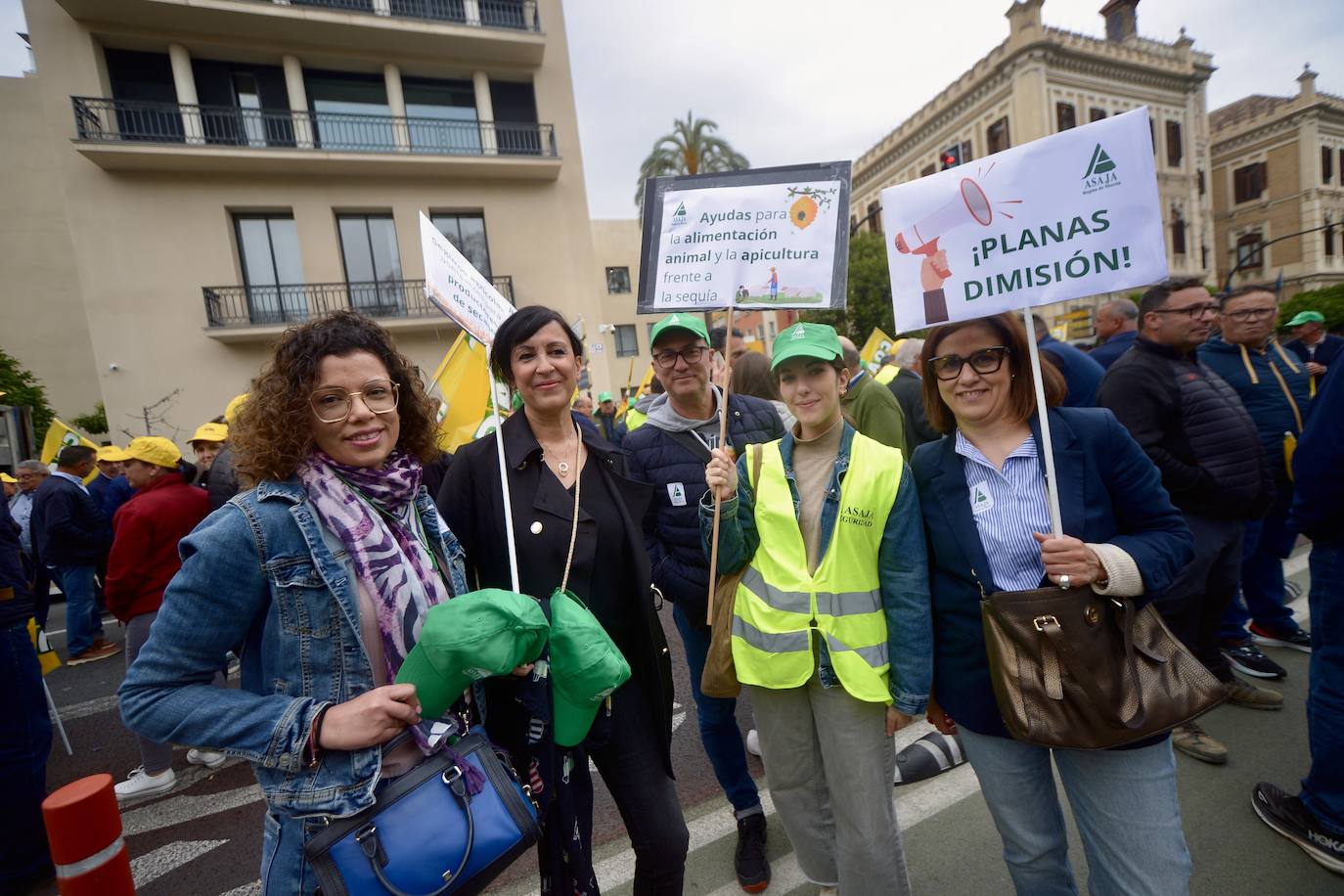 La protesta de agricultores y ganaderos de las zonas de secano ante la Delegación del Gobierno, en imágenes