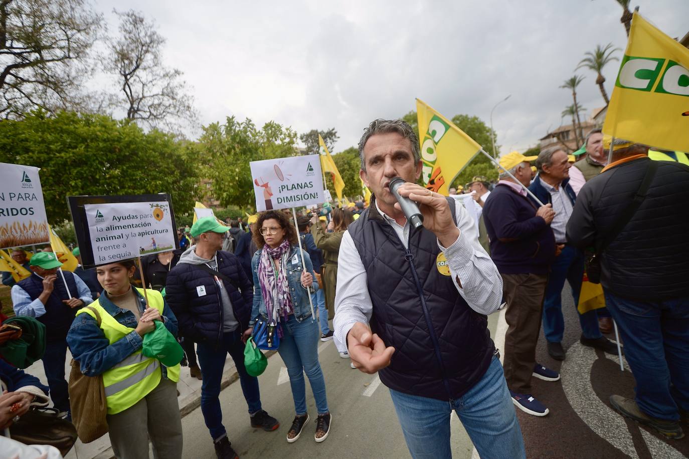 La protesta de agricultores y ganaderos de las zonas de secano ante la Delegación del Gobierno, en imágenes