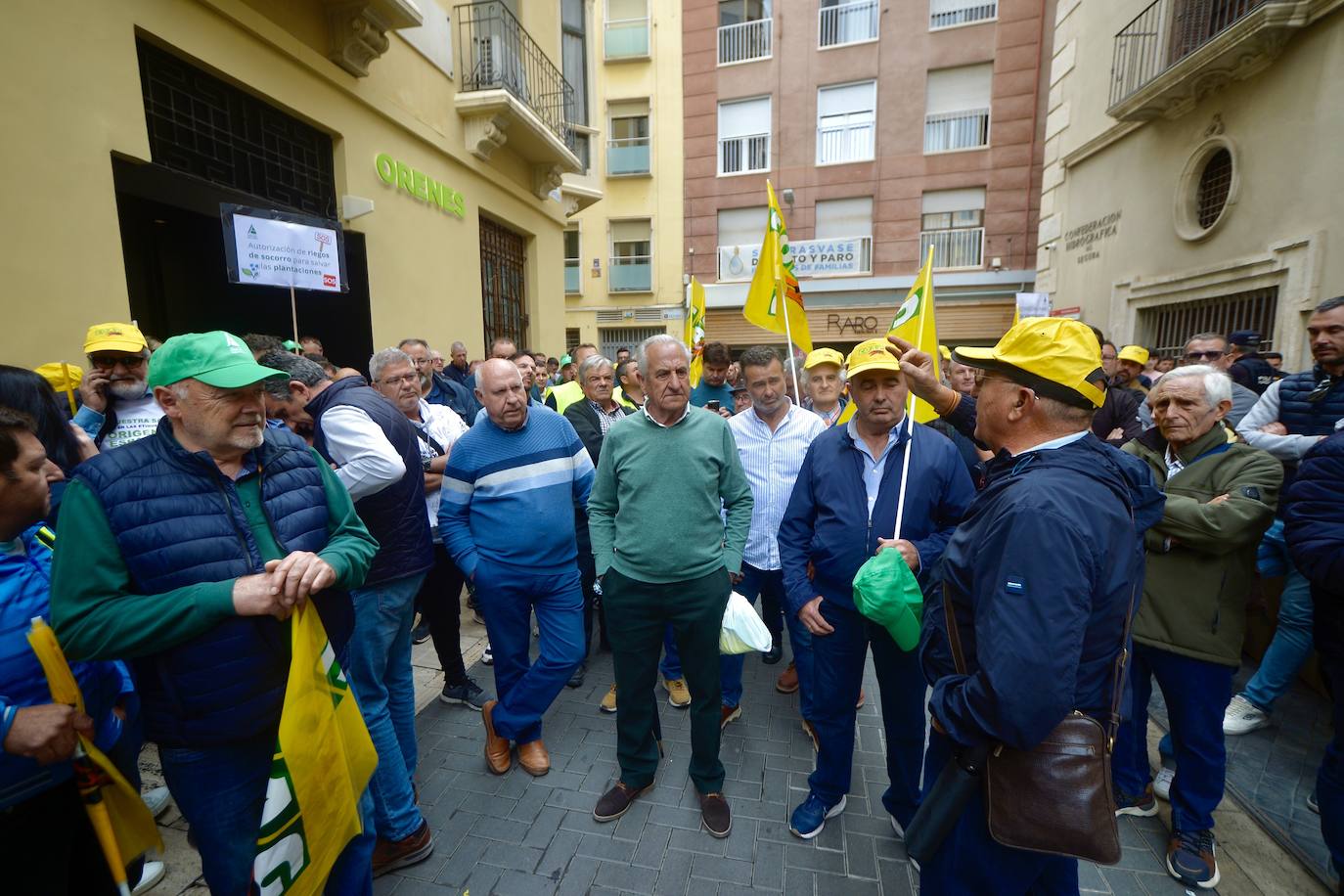 La protesta de agricultores y ganaderos de las zonas de secano ante la Delegación del Gobierno, en imágenes