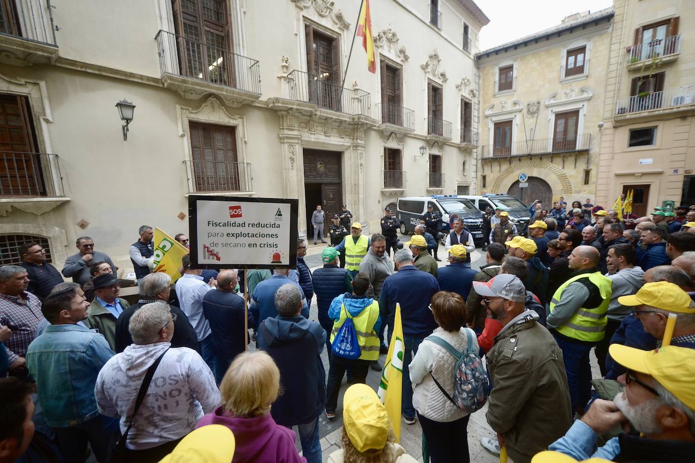 La protesta de agricultores y ganaderos de las zonas de secano ante la Delegación del Gobierno, en imágenes